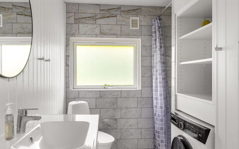 Clari - 250M from the Sea: Muur, Interieur Ontwerp, Flooring, Loodgieterswerkinrichting, Verdieping, Badkamer, Plafond, Wastafel, Verlichting, Kamer