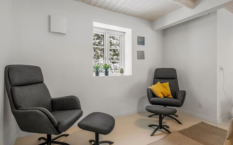 Chrissie - 3Km from the Sea: Meubilair, Flooring, Verdieping, Stoel, Interieur Ontwerp, Woonkamer, Clubfauteuil, Houten Vloer, Comfort