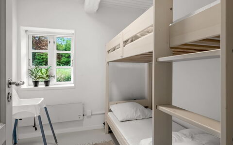Chrissie - 3Km from the Sea: Interieur Ontwerp, Hout, Verdieping, Flooring, Slaapkamer, Stapelbed, Meubilair, Bed, Appartement, Slaapzaal
