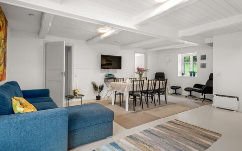 Chrissie - 3Km from the Sea: Meubilair, Interieur Ontwerp, Flooring, Bankstel, Verdieping, Muur, Plafond, Hout, Woonkamer, Kamer