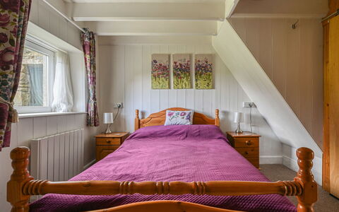 Moalnaceap: Interieur Ontwerp, Meubilair, Flooring, Slaapkamer, Verdieping, Hout, Bed, Plafond, Laken, Kamer