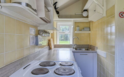 Moalnaceap: Keuken, Major Appliance, Flooring, Toestel Van De Keuken, Countertop, Interieur Ontwerp, Verdieping, Gootsteen, Plafond, Loodgieterswerkinrichting