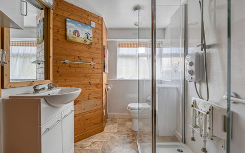 Moalnaceap: Loodgieterswerkinrichting, Wastafel In De Badkamer, Wastafel, Badkamer, Flooring, Hout, Interieur Ontwerp, Verdieping, Kraan, Plafond