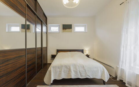 Posha: Flooring, Interieur Ontwerp, Verdieping, Hout, Plafond, Bed, Houten Vloer, Slaapkamer, Verlichting, Meubilair
