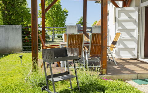 Posha: Hout, Meubilair, Veranda, Tuin, Buitenmeubels, Schaduw, Hardwood, Stoel, Backyard, Beits