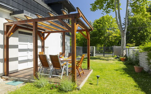 Posha: Hout, Tuin, Beits, Schaduw, Hardwood, Outdoor Structuur, Buitenmeubels, Eco Hotel, Backyard, Patio