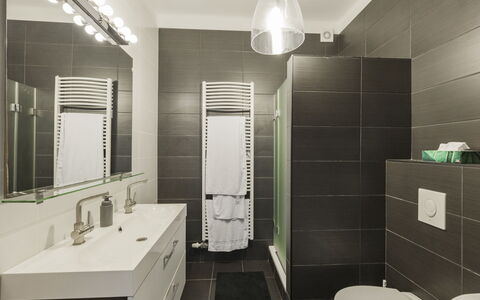 Posha: Badkamer, Wastafel In De Badkamer, Interieur Ontwerp, Loodgieterswerkinrichting, Flooring, Muur, Wastafel, Toilet, Verdieping, Spiegel