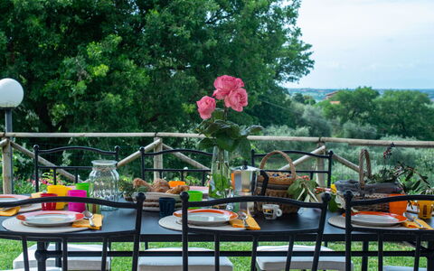 Casa dei Nonni: Meubilair, Stoel, Tafel, Buitenmeubels, Buitentafel, Tuin, Schaduw, Restaurant, Werf, Patio