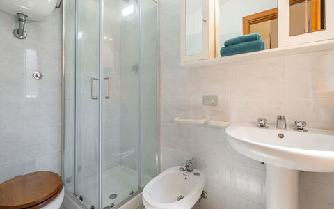 Villa sulla Roccia: Badkamer, Loodgieterswerkinrichting, Wastafel In De Badkamer, Flooring, Verdieping, Interieur Ontwerp, Wastafel, Kraan, Toilet, Loodgieter