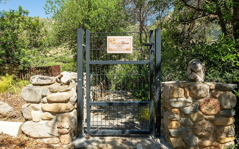 Villa sulla Roccia: Felsen\, Poort, Struik, Stenen Muur, Tuin, Hek, Landscaping, Trail, Flagstone, Home Schermen