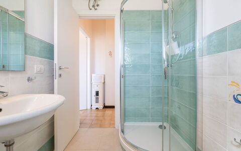 Serena: Flooring, Interieur Ontwerp, Loodgieterswerkinrichting, Verdieping, Badkamer, Plafond, Loodgieter, Kamer, Kraan, Wastafel In De Badkamer
