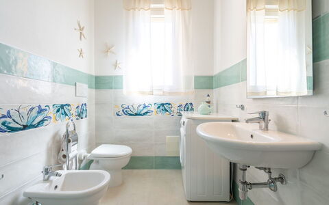 Serena: Blauw, Flooring, Loodgieterswerkinrichting, Verdieping, Interieur Ontwerp, Tegel, Badkamer, Kraan, Loodgieter, Porselein
