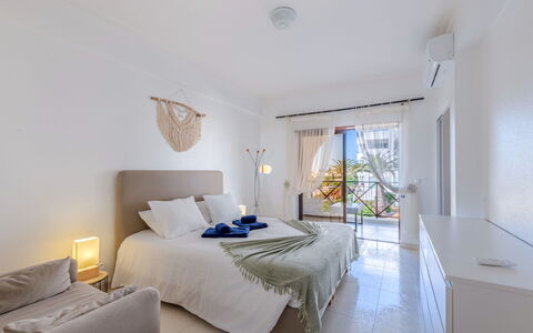 Be My Guest: Meubilair, Bed, Slaapkamer, Interieur Ontwerp, Flooring, Verdieping, Laken, Bedding, Stoel, Kussen Gooien