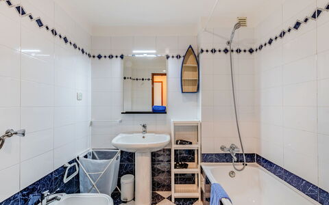 Be My Guest: Flooring, Loodgieterswerkinrichting, Badkamer, Verdieping, Interieur Ontwerp, Loodgieter, Kraan, Tegel, Kamer, Wastafel