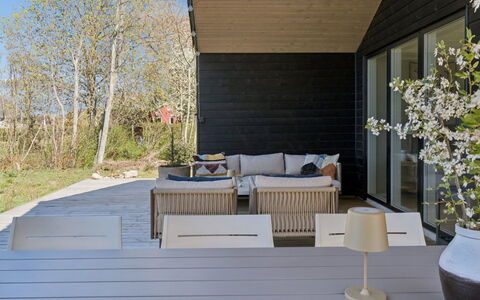 Arisa - 1.2Km from the Sea: Meubilair, Buitenmeubels, Tableware, Tafel, Drinkware, Stoel, Buitentafel, Voedsel, Fles