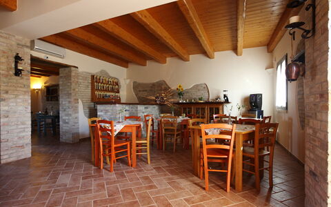 Casale dei Ciliegi: Meubilair, Hout, Keuken En Eettafel, Tafel, Stoel, Plafond, Flooring, Restaurant, Beits, Eetkamer