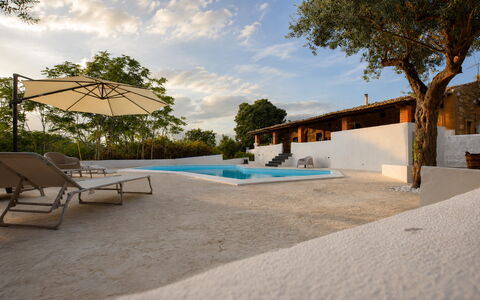 Villa Chiaramonte Gulfi: Blauw, Architectuur, Zwembad, Schaduw, Samengesteld Materiaal, Landgoed, Beton, Hacienda, Eco Hotel, Ontwerp
