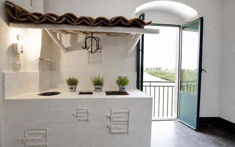 Villa Chiaramonte Gulfi: Muur, Interieur Ontwerp, Flooring, Meubilair, Verdieping, Keuken, Lichte Inrichting, Tegel, Stellingen, Natuurlijk Materiaal
