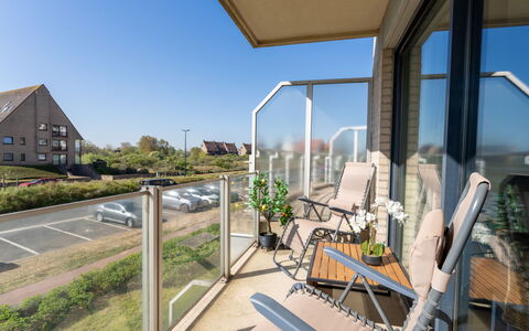Maurice with Balcony: Woongebied, Appartement, Huis, Balkon, Stoel, Landgoed, Condominium, Villa, Veranda, Kamerplant