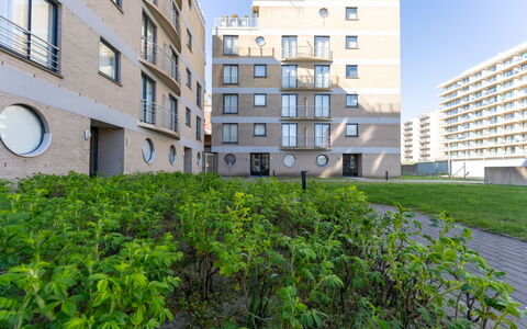 Maurice with Balcony: Dag, Gebouw, Appartement, Woongebied, Stad, Architectuur, Facade, Buurt, Condominium