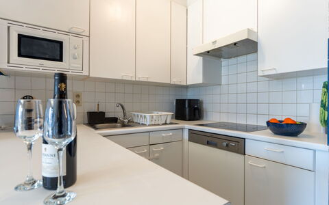 Maurice with Balcony: Keuken, Toestel Van De Keuken, Countertop, Major Appliance, Interieur Ontwerp, Flooring, Cabinetry, Meubilair, Verdieping, Wastafel