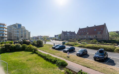 Maurice with Balcony: Gebouw, Woongebied, Buurt, Appartement, Stedelijk Ontwerp, Voorstad, Condominium, Family Car, Luxevoertuig