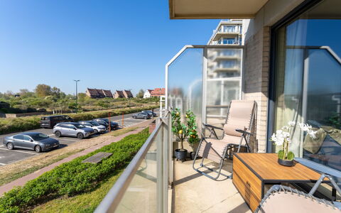 Maurice with Balcony: Appartement, Woongebied, Architectuur, Balkon, Huis, Stedelijk Ontwerp, Condominium, Gemengd Gebruik, Voorstad, Gang