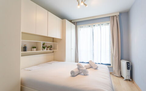 Maurice with Balcony: Meubilair, Interieur Ontwerp, Slaapkamer, Bed, Muur, Flooring, Verdieping, Hout, Kamer, Plank