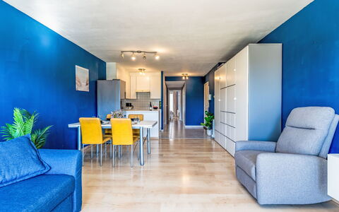 Maurice with Balcony: Blauw, Flooring, Interieur Ontwerp, Verdieping, Plafond, Meubilair, Appartement, Kamer, Bankstel, Woonkamer