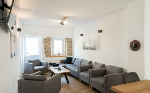 Messern: Meubilair, Interieur Ontwerp, Flooring, Muur, Bankstel, Verdieping, Hout, Plafond, Kamer, Woonkamer