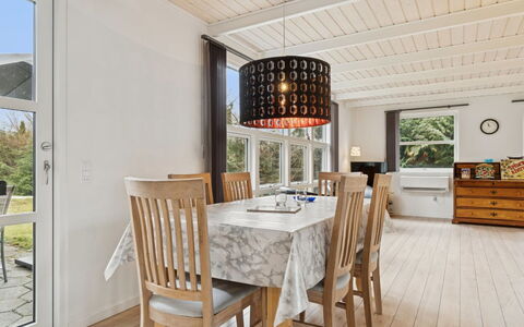 Gittel - 200M from the Sea: Meubilair, Interieur Ontwerp, Flooring, Verdieping, Hout, Plafond, Lichte Inrichting, Stoel, Kamer, Eetkamer