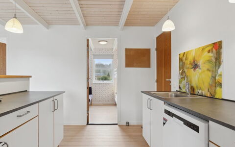 Gittel - 200M from the Sea: Keuken, Flooring, Countertop, Interieur Ontwerp, Hout, Verdieping, Plafond, Cabinetry, Houten Vloer, Meubilair