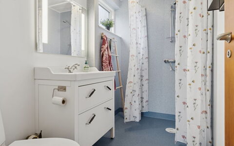 Gittel - 200M from the Sea: Interieur Ontwerp, Flooring, Verdieping, Loodgieterswerkinrichting, Badkamer, Plafond, Kamer, Spiegel, Loodgieter, Badkamerkast