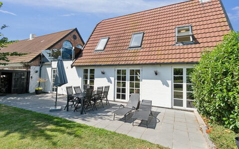 Skjold - 250M from the Sea: Gebouw, Huis, Venster, Huis, Dak, Woongebied, Struik, Verblijf, Land Lot