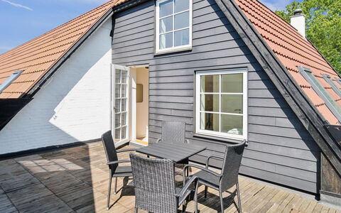 Skjold - 250M from the Sea: Gebouw, Huis, Venster, Huis, Dak, Woongebied, Struik, Verblijf, Land Lot