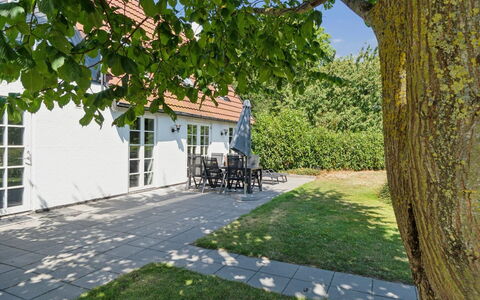 Skjold - 250M from the Sea: Gebouw, Huis, Venster, Huis, Dak, Woongebied, Struik, Verblijf, Land Lot