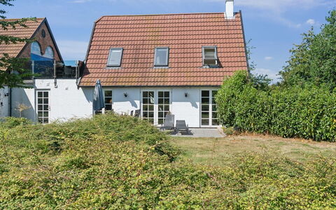 Skjold - 250M from the Sea: Gebouw, Huis, Venster, Huis, Dak, Woongebied, Struik, Verblijf, Land Lot