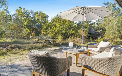 Alvilda - 200M from the Sea: Meubilair, Buitenmeubels, Tableware, Tafel, Drinkware, Stoel, Buitentafel, Voedsel, Fles