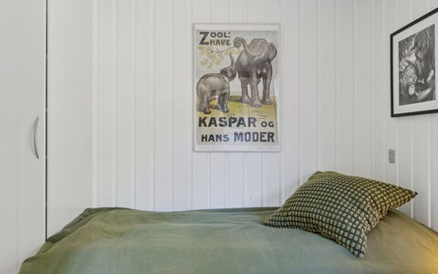 Alvilda - 200M from the Sea: Slaapkamer, Bed, Laken, Bedding, Muur, Hout, Interieur Ontwerp, Meubilair, Linens, Flooring