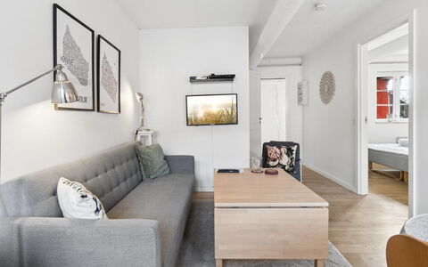 Anabella - 6Km from the Sea: Meubilair, Interieur Ontwerp, Bankstel, Flooring, Verdieping, Muur, Woonkamer, Hout, Kamer, Huis