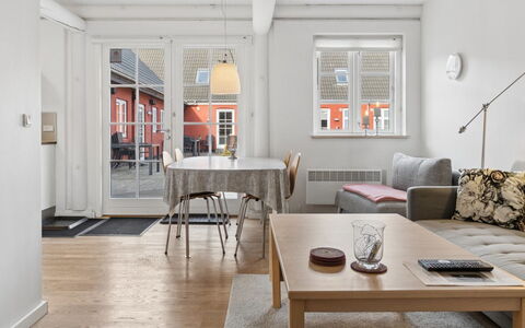 Anabella - 6Km from the Sea: Meubilair, Flooring, Verdieping, Interieur Ontwerp, Hout, Houten Vloer, Bankstel, Plafond, Appartement, Woonkamer