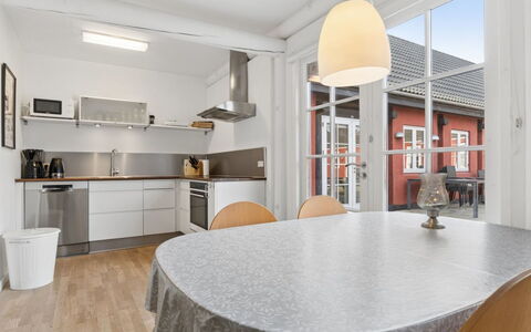 Anabella - 6Km from the Sea: Flooring, Interieur Ontwerp, Verdieping, Hout, Plafond, Meubilair, Appartement, Kamer, Keuken, Houten Vloer