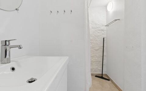 Anabella - 6Km from the Sea: Muur, Flooring, Loodgieterswerkinrichting, Verdieping, Interieur Ontwerp, Badkamer, Plafond, Kraan, Loodgieter, Wastafel