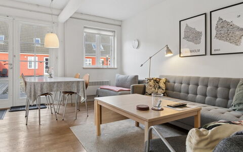 Anabella - 6Km from the Sea: Meubilair, Interieur Ontwerp, Bankstel, Flooring, Muur, Verdieping, Hout, Woonkamer, Tafel, Kamer