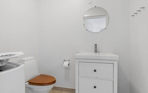 Anabella - 6Km from the Sea: Wc Bril, Loodgieterswerkinrichting, Toilet, Flooring, Badkamer, Verdieping, Interieur Ontwerp, Wastafel, Wastafel In De Badkamer, Badkamerkast
