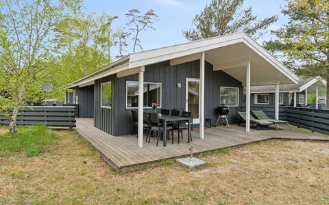 Apelun - 60M from the Sea: Dak, Huis, Huis, Verblijf, Deur, Siding, Landgoed, Gazon, Werf, Veranda