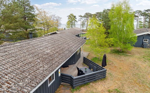 Apelun - 60M from the Sea: Dak, Huis, Huis, Verblijf, Deur, Siding, Landgoed, Gazon, Werf, Veranda