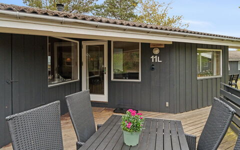 Apelun - 60M from the Sea: Dak, Huis, Huis, Verblijf, Deur, Siding, Landgoed, Gazon, Werf, Veranda
