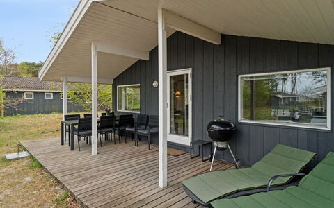 Apelun - 60M from the Sea: Dak, Huis, Huis, Verblijf, Deur, Siding, Landgoed, Gazon, Werf, Veranda