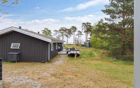 Apelun - 60M from the Sea: Dak, Huis, Huis, Verblijf, Deur, Siding, Landgoed, Gazon, Werf, Veranda